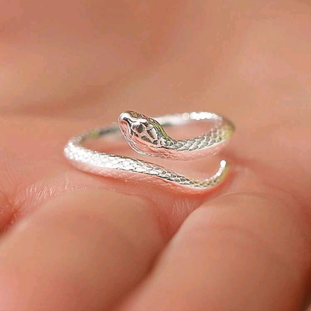 🥳 Dainty Snake Ring